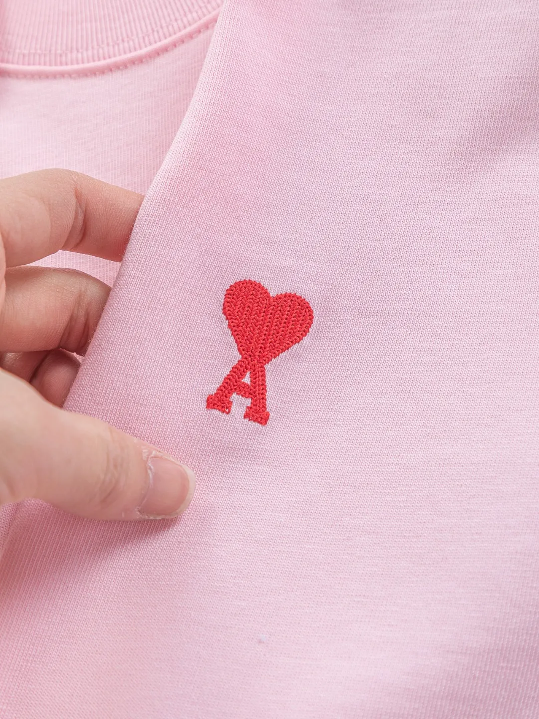 AMI Paris Ami ami Amy love micro-wide version S-XL LV 26ss new products are available at the counter simultaneously. Multiple craftsmanship. Red small love logo on the chest🪡 embroidery. Round neck short-sleeved T-shirt, same style for men and women! Consigned to one-to-one creation. Synchronized with the official website, pure cotton fabrics at the counter! It is close to the skin and comfortable, durable and easy to wear. It has a classic simple logo design and meticulous original craftsmanship. Short-sleeves, a must-have item for men, are not the same as the general public, but must be unique and eye-catching. This LV short-sleeve is of top quality, comfortable, consistent style, fashionable, including fabrics and tailoring techniques. We have put a lot of effort into it! 320 grams of washed pure cotton fabric, pure cotton Breathable, very refreshing and comfortable for daily wear. The rib knitting on the neckline is smooth and tight, and the neckline will not be skewed if you toss it at will. The loose version, you will find that it really looks good on the upper body, the overall is minimalist and neat, super daily Versatile! Pair it casually with a pair of pants for a youthful look. A T-shirt will make your outfit crazy. It is a fashionable item that can never go wrong! Color: Black White Gray Blue Pink Size: S-XL Size chart: S: Shoulder width 50-Bust 56-Length 70 M: Shoulder width 52-Bust 57-Length 72 L: Shoulder width 54-Bust 59-Length 74 XL: Shoulder width 56-Bust 62-Length 76